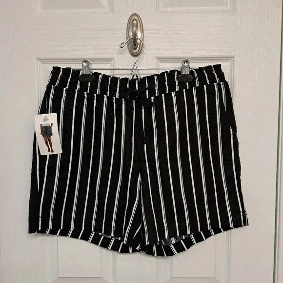 NWT Jachs Girlfriend Shorts Medium Paperbag Waist Black and White Striped - Picture 2 of 13
